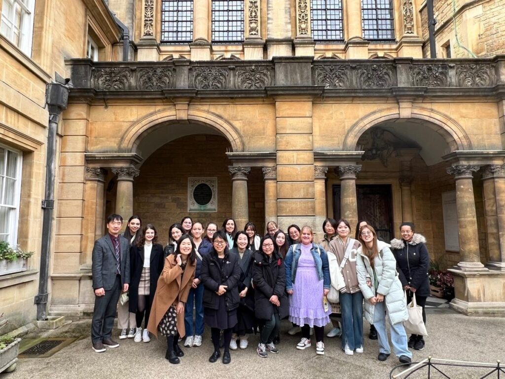 Les étudiants posent lors de la cérémonie d’entrée de l’UK Hallyu Academy, le 4 février 2024. © Centre culturel coréen de Londres