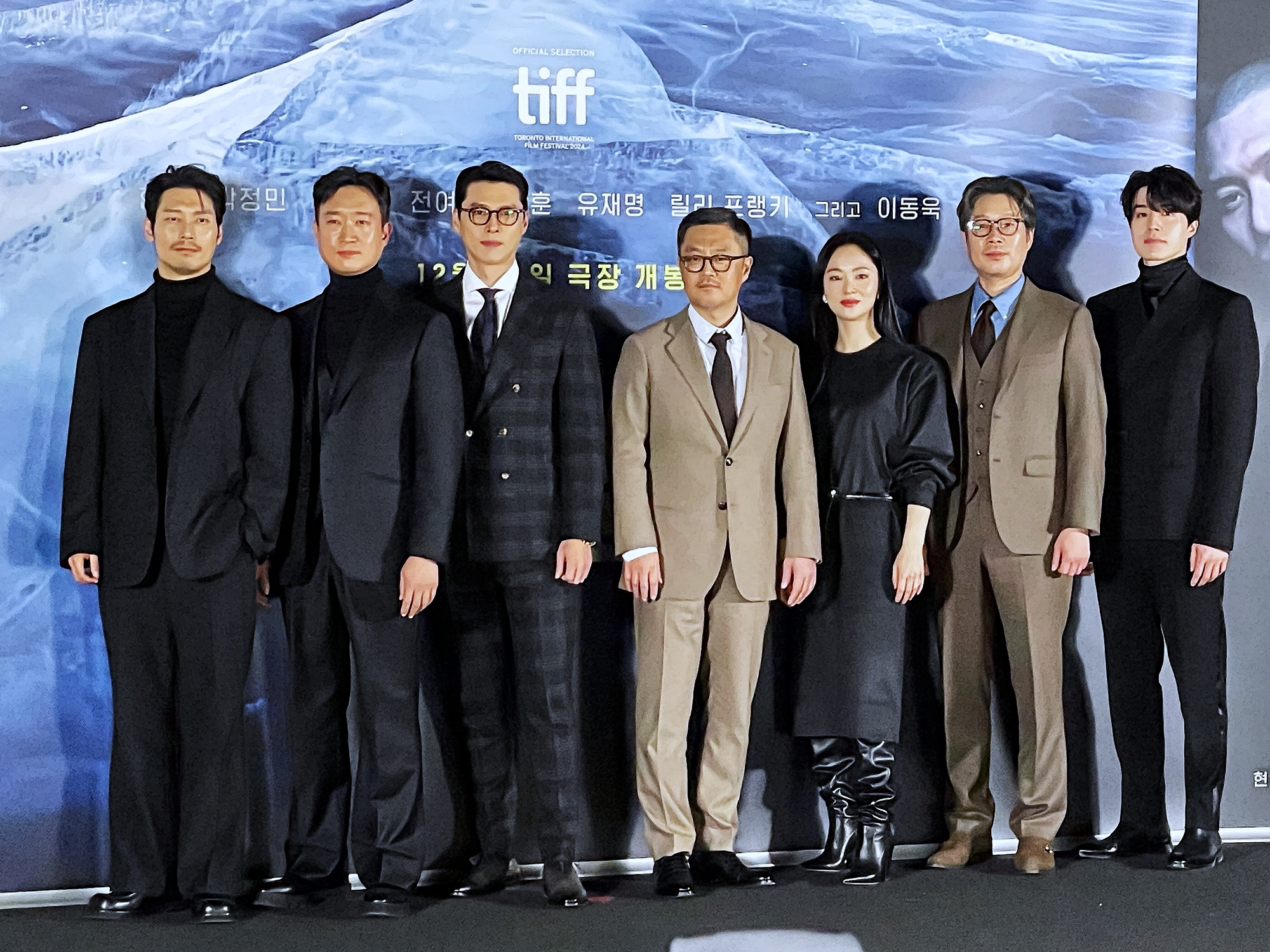 De gauche à droite, Park Hoon, Jo Woo-jin, Hyun Bin, Woo Min-ho, Jeon Yeo-been, Yoo Jae-myung et Lee Dong-wook posent lors de la conférence de presse du film « Harbin », au cinéma CGV de Yongsan, à Séoul. © CJ ENM Movie