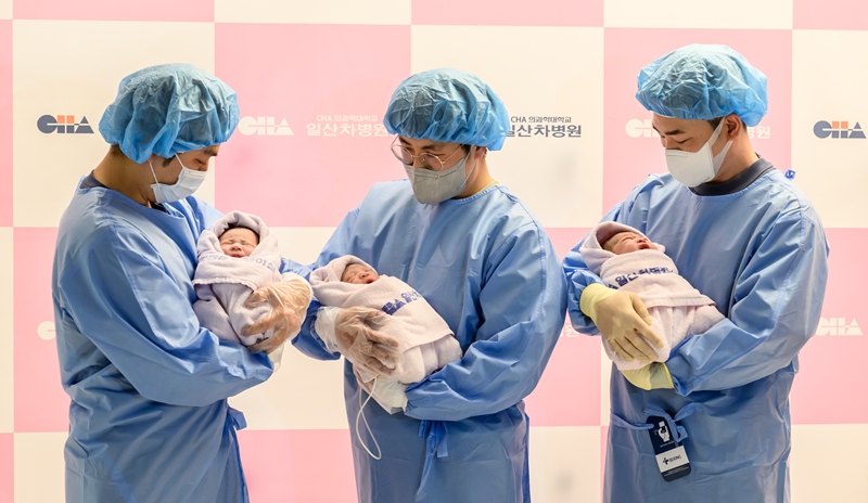 Les médecins accueillent des nouveau-nés au CHA Ilsan Medical Center, le 1er janvier 2025. CHA Ilsan Medical Center