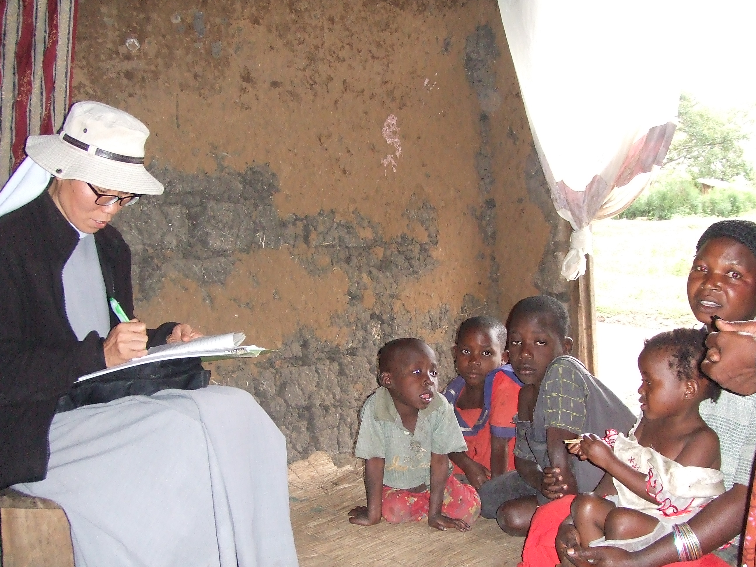 Sœur Hwang Kyung Soon s'est rendue dans diverses régions de l'Ouganda pour apporter une aide pratique aux populations locales dans le besoin. © Agence coréenne de coopération internationale