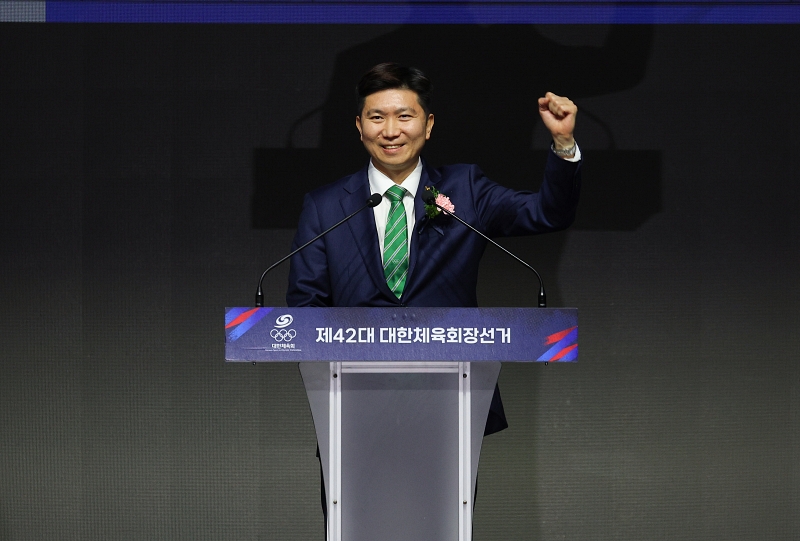 L’ancien président de la fédétation coréenne de tennis de table Ryu Seung-min, nouvellement élu 42e président du comité olympique coréen, s’exprime lors de l’élection qui a lieu au parc olympique de Séoul, le 14 janvier 2025. © Agence de presse Yonhap