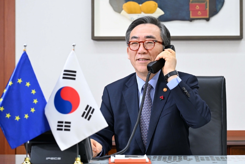 Le ministre des Affaires étrangères Cho Tae-yul passe un appel téléphonique à la haute représentante de l’Union pour les affaires étrangères et la politique de sécurité Kaja Kallas, le 22 janvier 2025. © Ministère des Affaires étrangères 