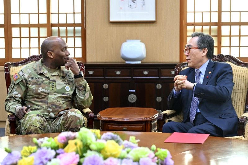 Cho Tae-yul s’entretient avec Xavier Brunson, commandant des Forces américaines en Corée (USFK), au ministère des Affaires étrangères à Séoul, le 22 janvier 2025. © Ministère des Affaires étrangères 