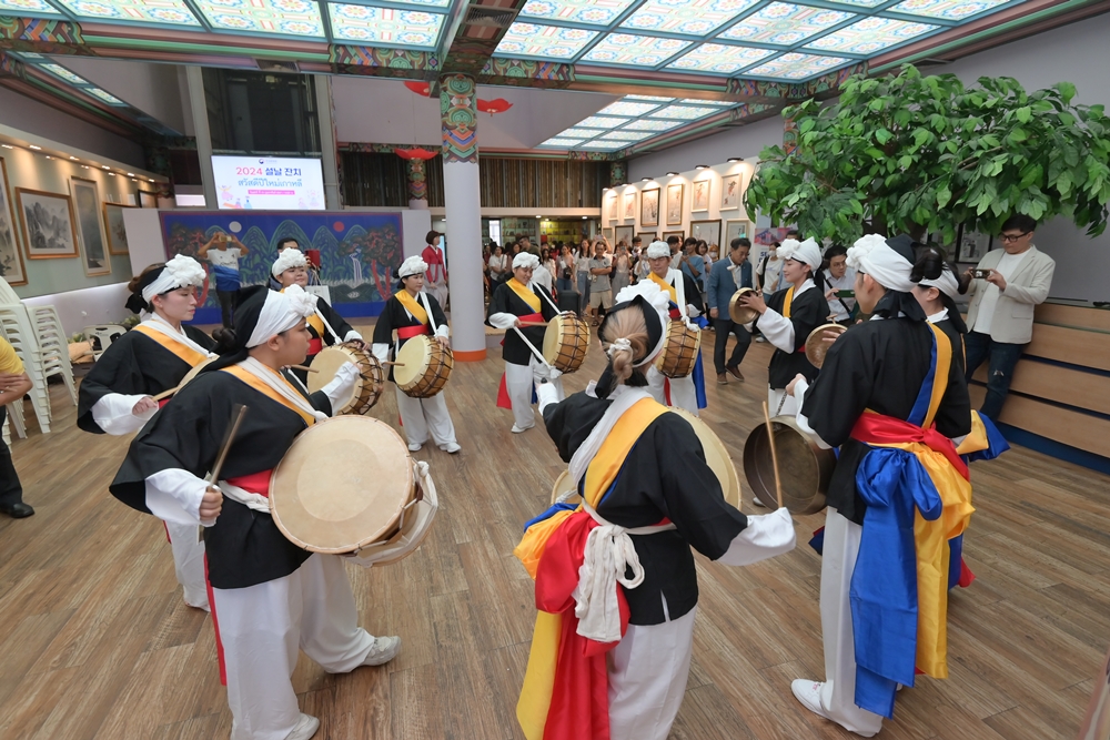 Une démonstration de gilnori, une parade de danse traditionnelle, se déroule au centre culturel coréen de Bangkok, le 10 février 2024. © Ministère de la Culture, des Sports et du Tourisme