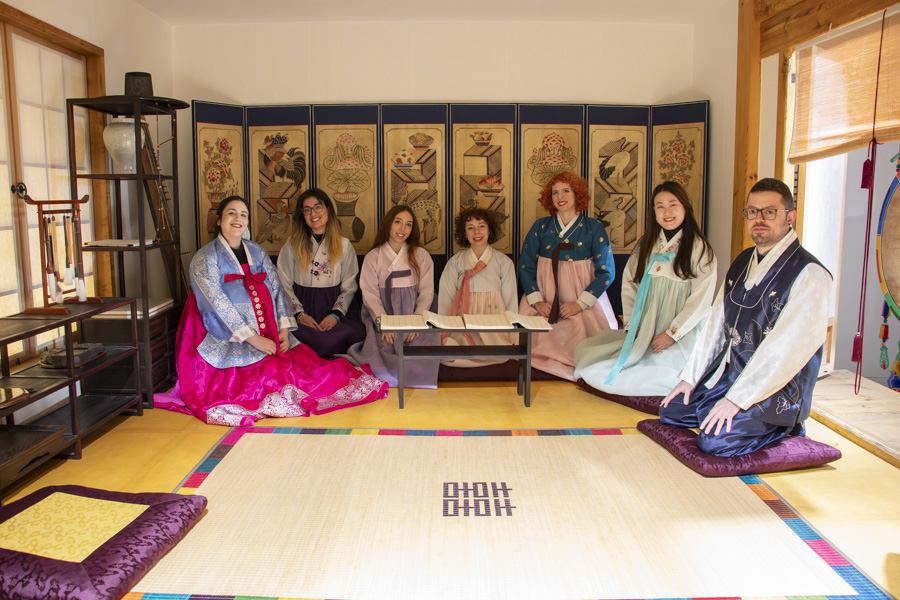 Les journalistes du site italien Korea Today posent vêtus de hanbok, au centre culturel coréen de Rome, le 8 février 2024. © Ministère de la Culture, des Sports et du Tourisme