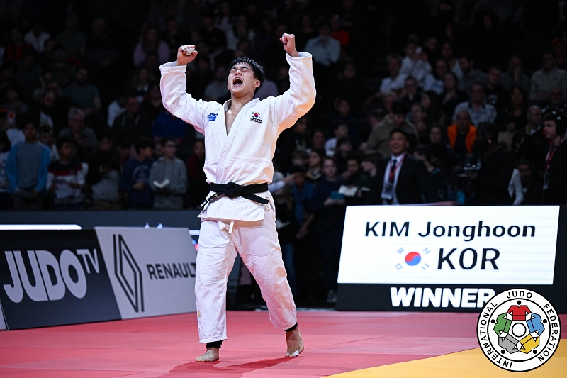 Le judoka Kim Jonghoon célèbre sa victoire sur le Géorgien Luka Maisuradze lors de la finale des -90 kg hommes du Paris Grand Slam 2025, à l’Arena Bercy de Paris, le 2 février 2025. © Fédération internationale de judo