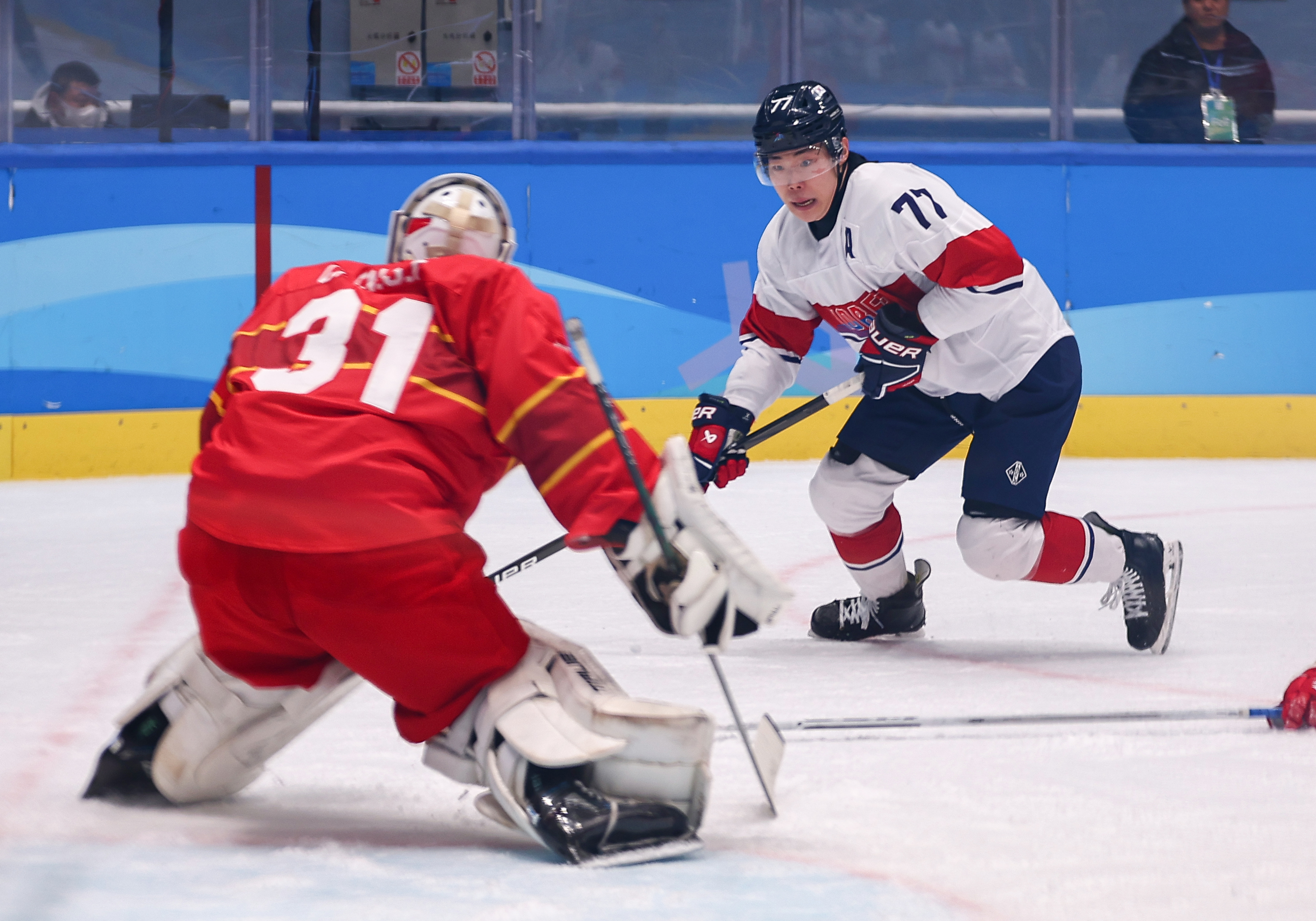 Lee Chongmin attend pour tirer dans les cages chinoises lors du match éliminatoire du groupe A au hockey sur glace des Jeux asiatiques d’hiver 2025, au Harbin Ice Hockey Arena, le 4 février 2025. © Agence de presse Yonhap