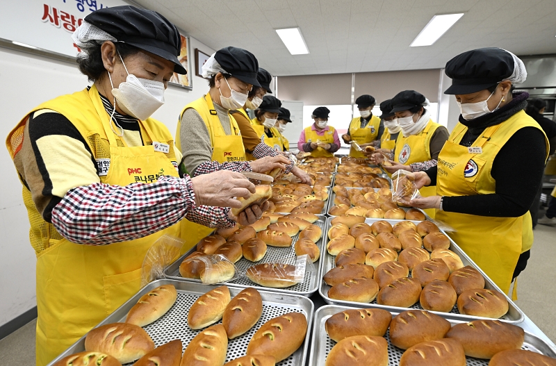 Des bénévoles emballent des petites brioches à la Croix-Rouge de Daegu, dans l’arrondissement de Dalseo, le 5 février 2025.