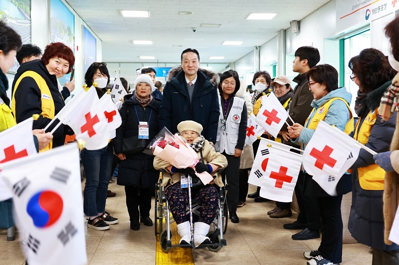 Choi Gunja (92 ans), Coréenne de Sakhaline, entre au terminal international de passagers du port de Donghae, accompagnée du vice-président de l’Agence des Coréens d’outre-mer, Byun Chulhwan. © Agence des Coréens d’outre-mer