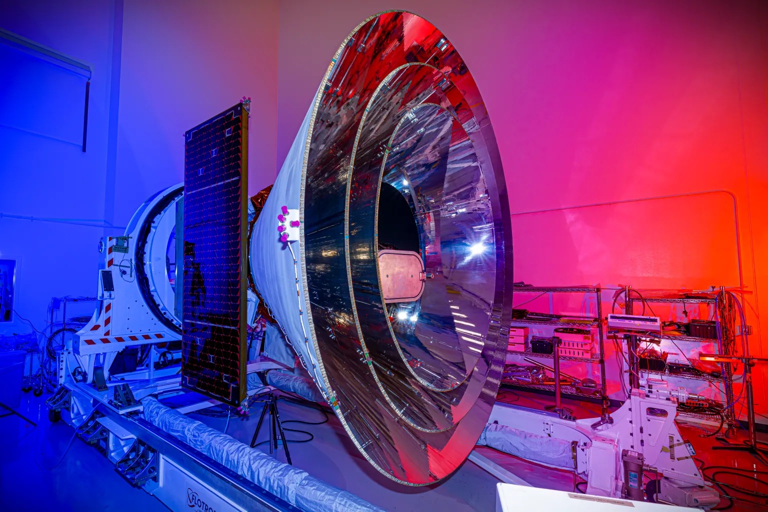 La technologie du téléscope spatial SPHEREx se base sur la spectrophotométrie, une technique d’analyse utilisant la lumière pour déterminer les propriétés d'une substance chimique. © California Institute of Technology