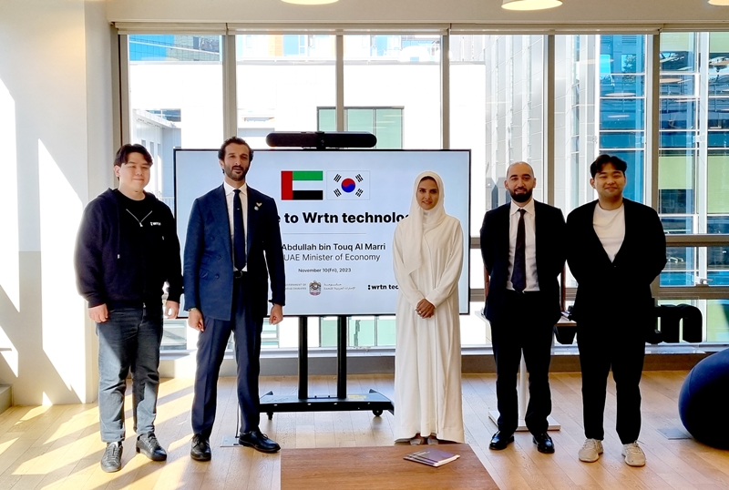 Le PDG de Wrtn Lee Seyoung (premier à gauche) pose avec une délégation économique des Émirats arabes unis au bureau de Wrtn, dans l’arrondissement de Gangnam à Séoul, le 10 novembre 2023. © Wrtn Technologies