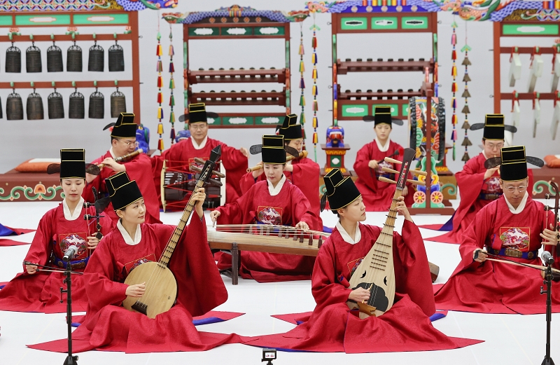 Des membres de l’orchestre de la musique de cour du centre national de Gugak répètent un morceau de chwita (ou haengak, la « musique de défilé »), un genre de musique traditionnelle coréenne, et de boheoja, la musique de la cour coréenne, le 25 février 2025. Concerts prévus les 13 et 14 mars. © Agence de presse Yonhap