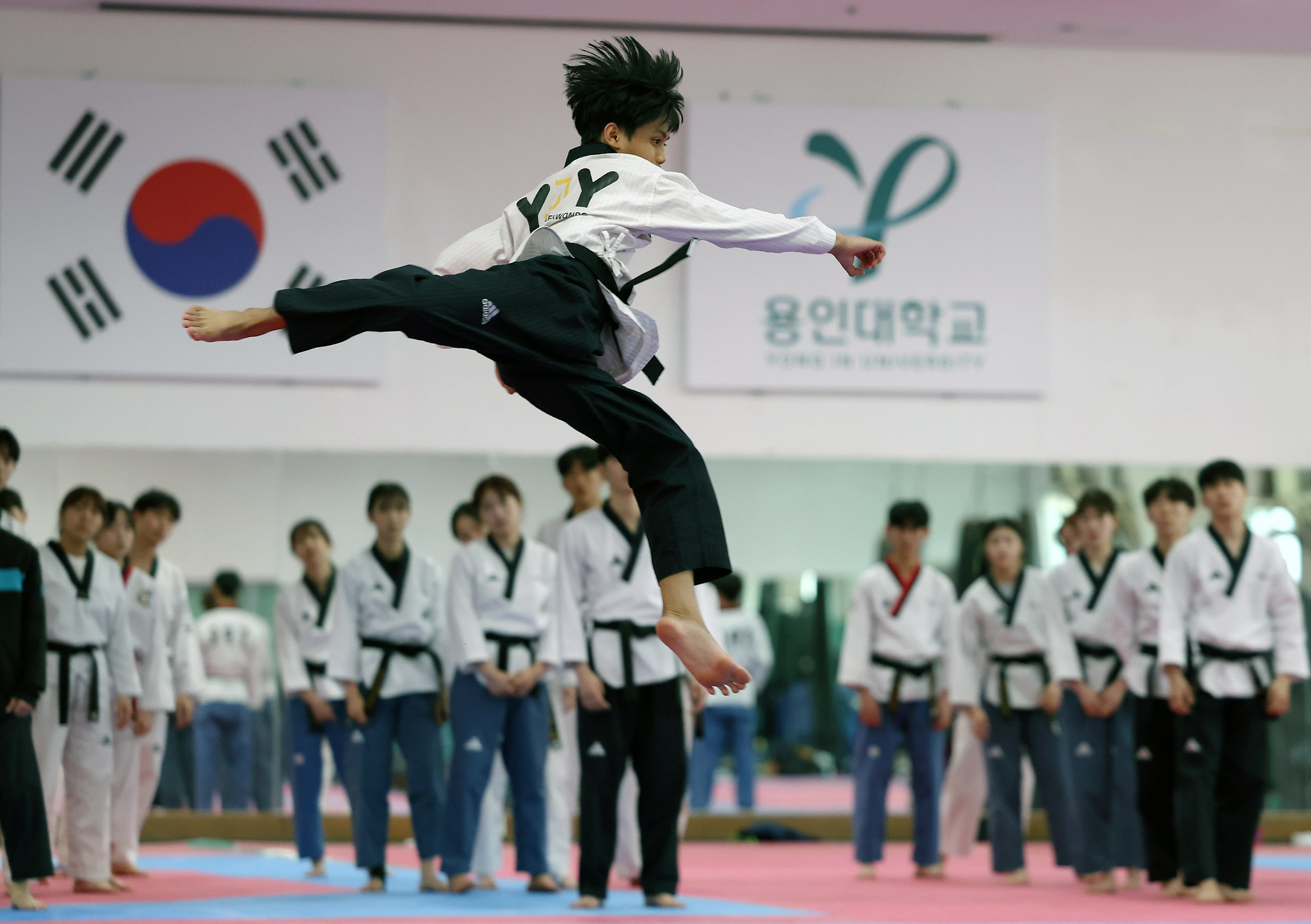 Byun Jaeyoung exécute un poomsae au dojang de l’université de Yongin, dans le Gyeonggi, le 25 février 2025. © Lee Jun Young / Korea.net