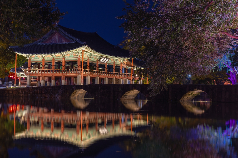 Vue nocturne du pavillon Gwanghanru et du pont Ojakgyo. © Office national du tourisme coréen