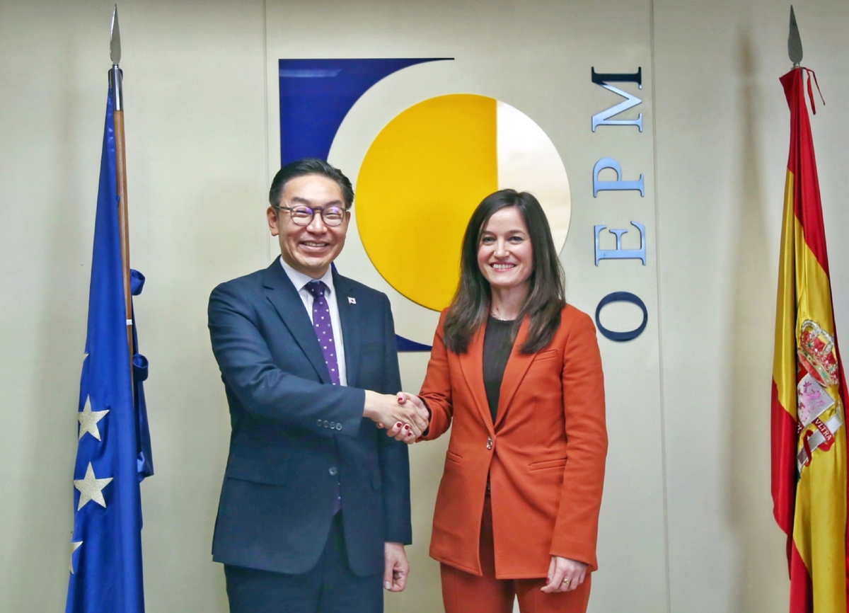 Le commissaire du KIPO Kim Wan Ki (à gauche) pose avec son homologue espagnole Elisa Rodriguez Ortiz lors de leur entretien à Madrid, en Espagne, le 6 mars 2025. © Office coréen de la propriété intellectuelle