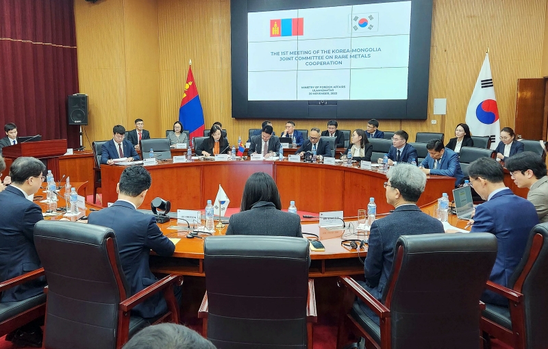 La première réunion du comité de coopération Corée-Mongolie sur les métaux précieux s'est tenue au ministère mongol des Affaires étrangères, à Oulan-Bator, le 20 novembre 2023. © Ministère du Commerce, de l’Industrie et de l’Energie