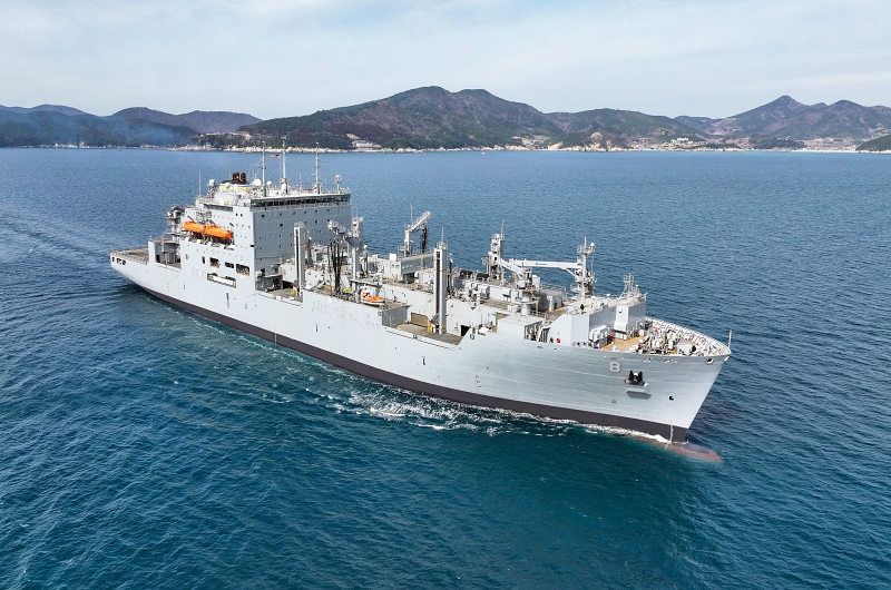 Le navire de la marine américaine Wally Schirra quitte un quai de Geoje, dans la province du Gyeongsang du Sud, le 13 mars 2025. © Hanhwa Ocean