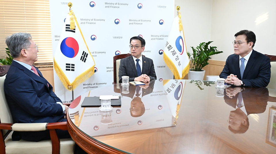 Le président par intérim et vice-Premier ministre, Choi Sang Mok (au centre), l’ambassadeur de la coopération financière internationale, Choi Jong-gu (à droite), et l’ambassadeur de la coopération en investissement international, Choi Joong Kyung, s’entretiennent au complexe gouvernemental de Séoul, le 10 janvier 2025. © Ministère de l'Économie et des Finances