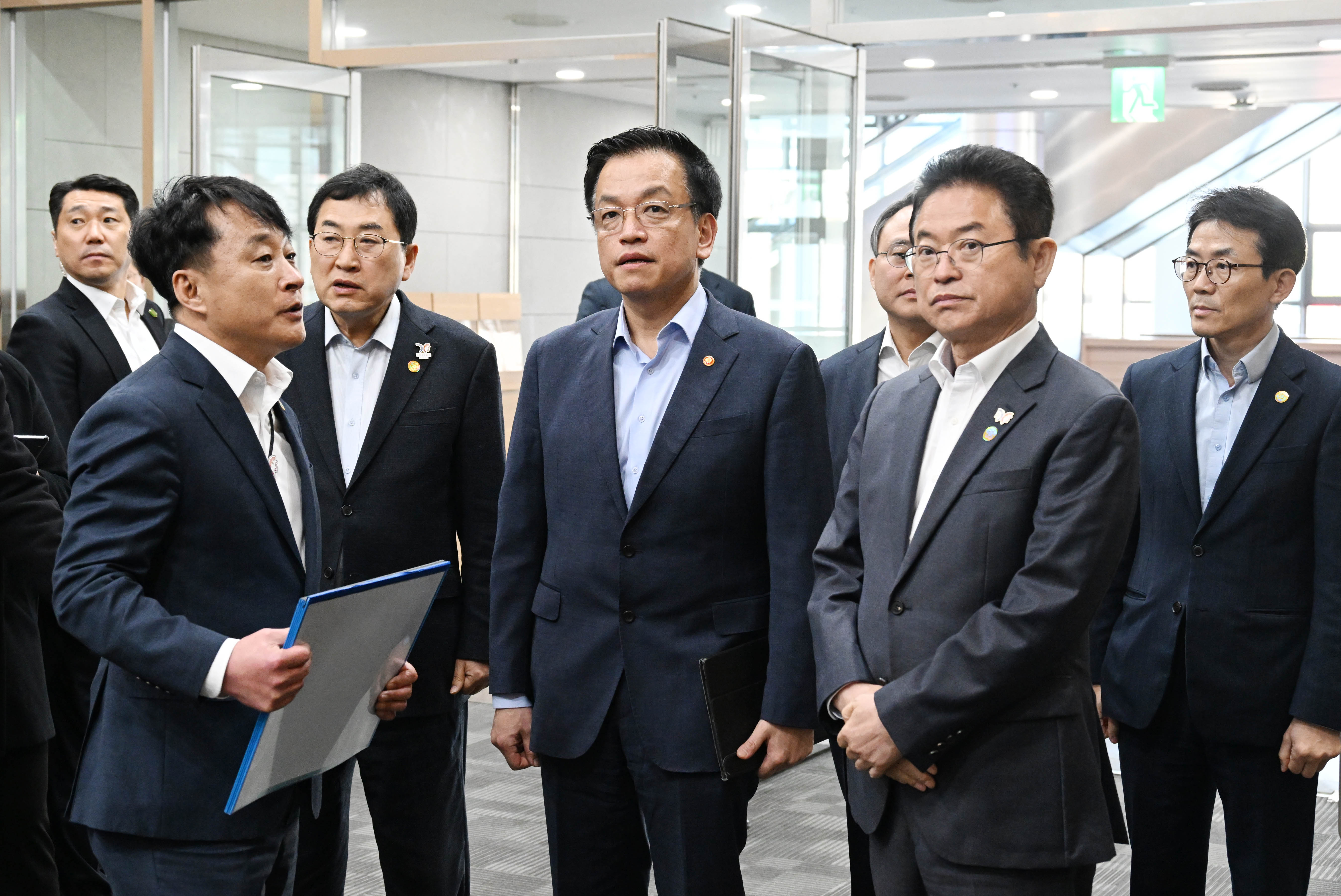 Le président par intérim Choi Sang Mok visite le palais des congrès Hwabaek de Gyeongju, dans le Gyeongsang du Sud, le 20 mars 2025. © Ministère de l’Économie et des Finances