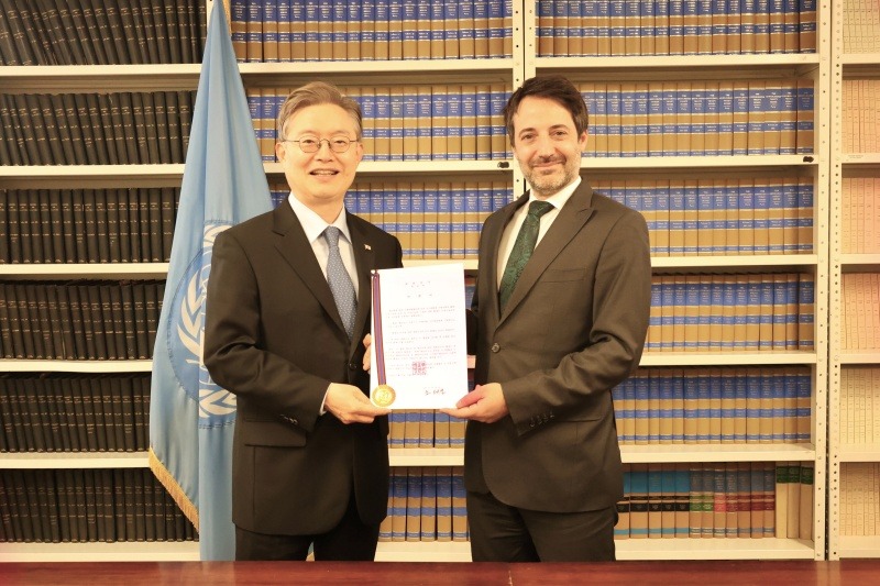 L'ambassadeur de Corée auprès des Nations unies, Hwang Joonkook, pose avec le chef de la section des traités des Nations unies, David Nanopoulos, le 19 mars 2025. © Ministère des Affaires maritimes et de la Pêche