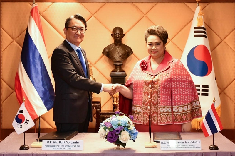 L’ambassadeur coréen, Park Yongmin, et la ministre de l’Enseignement Supérieur, de la Science, de la Recherche et de l’Innovation, Supamas Isarabhakdi, posent lors de la signature d’un accord sur la coopération nucléaire. © Ministère des Affaires étrangères
