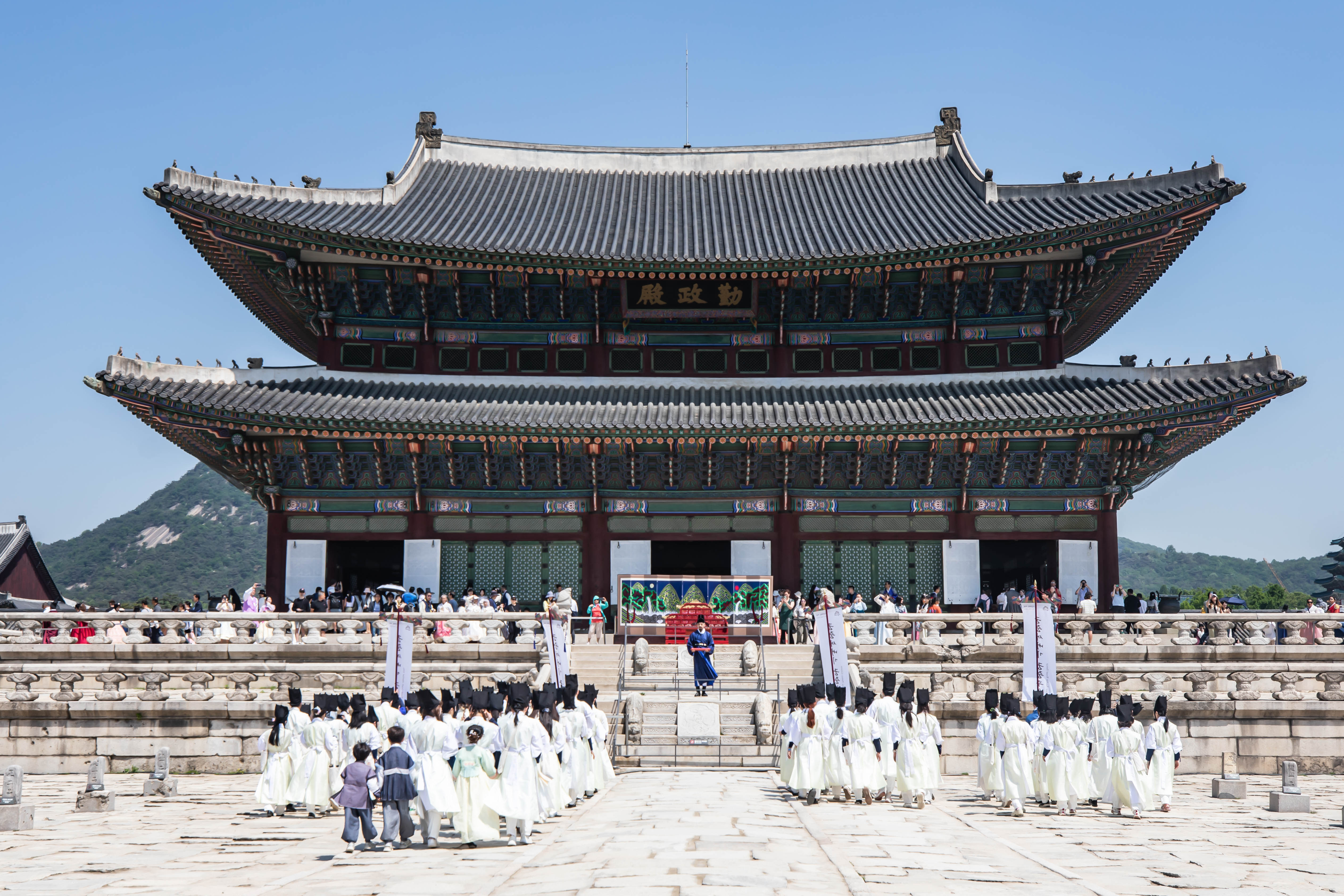 Un atelier de découverte de la vie à la cour de la dynastie Joseon s’était déroulé dans le cadre de l’édition printanière du festival de la culture royale 2024, au palais Gyeongbokgung, à Séoul, en mai 2024. © Agence de l'héritage coréen