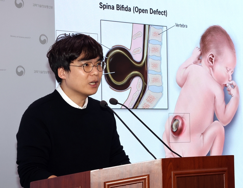 Le professeur Kim Sangwoo prend la parole au complexe gouvernemental de Sejong, le 25 mars 2025. © Agence de presse Yonhap