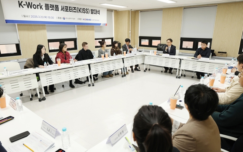 La cérémonie de lancement des « K-Work Platform Supporters » se tient Hanmaru Building, dans l’arrondissement de Yeongdeungpo, à Séoul, le 20 mars 2025. © Lee Jeong Woo / Korea.net