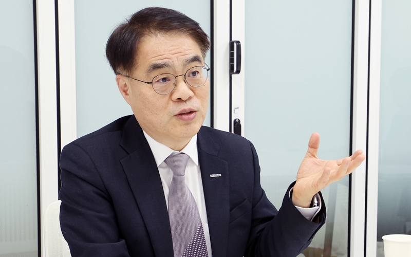 Cho Han Gyo, vice-président de la SME Workforce Development Division à la Korea SMEs and Startups Agency, explique le principe de fonctionnement de la plateforme K-Work, à Séoul, le 20 mars 2025. © Lee Jeong Woo / Korea.net