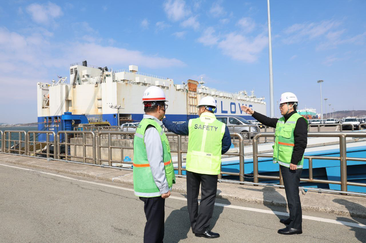 Le premier vice-ministre du Commerce, de l’Industrie et de l’Énergie Park Sung-taik (à droite) visite le port de Pyeongtaek, dans la province du Gyeonggi, le 28 mars 2025. © Ministère du Commerce, de l’Industrie et de l’Énergie