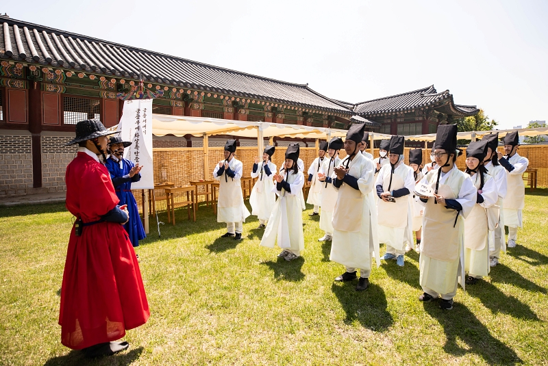 Les participants du programme « A Time Travel, King Sejong » pendant le Festival de la culture royale 2024. © Site officiel du Festival de la culture royale