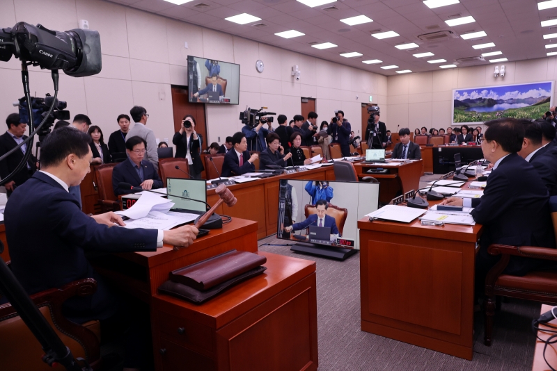 Une session plénière de la commission spéciale de soutien au sommet de la Coopération économique Asie-Pacifique (APEC) 2025 se tient à l’Assemblée nationale, à Séoul, le 7 avril 2025. © Agence de presse Yonhap