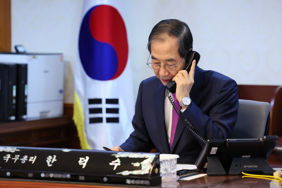 Le président par intérim Han Duck-soo s'entretient par téléphone avec le président américain Donald Trump depuis le complexe gouvernemental de Séoul, le 8 avril 2025. © Bureau du Premier ministre