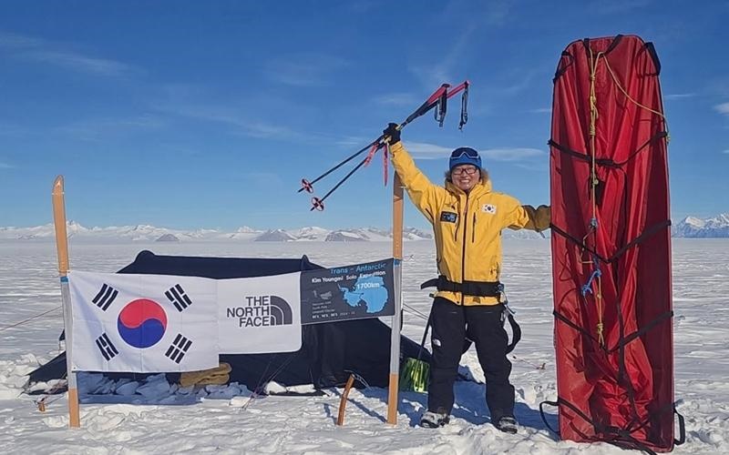 Kim Young-mi pose sur le glacier Leverett, en Antarctique, le 17 janvier 2025. © Compte Instagram de Kim Youngmi