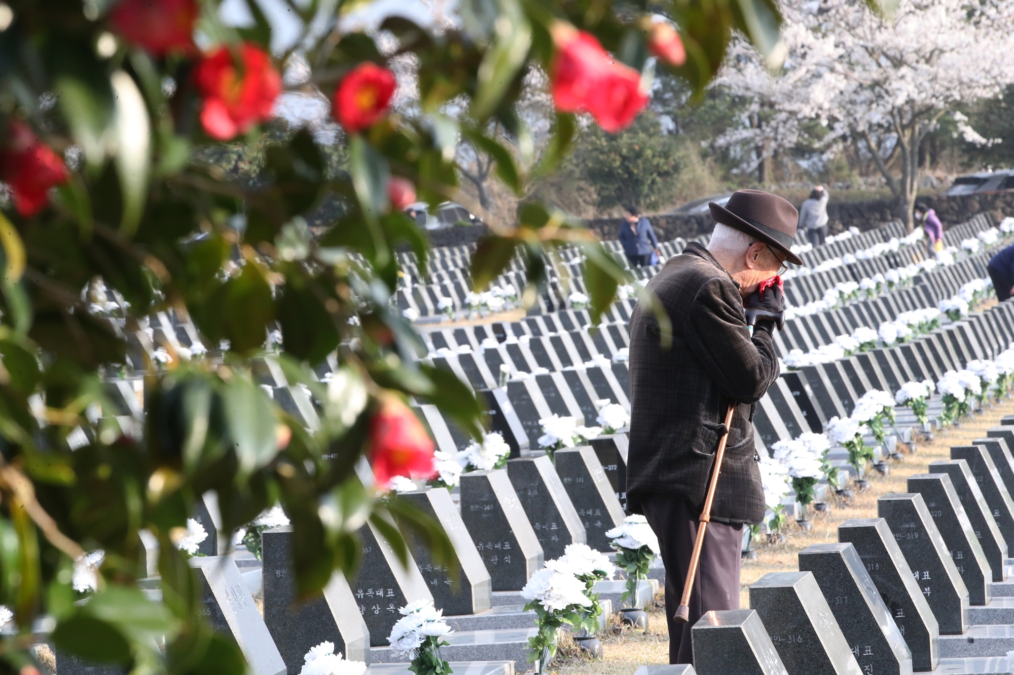 Un membre d une famille endeuill e se recueille au parc de la paix de Jeju le 3 avril 2025 Ce jour marque le 77e anniversaire du soul vement du 3 avril 1948 et rend plus largement hommage aux victimes de la r pression subie par les habitants de l le jusqu en 1954 Agence de presse Yonhap br><br>
