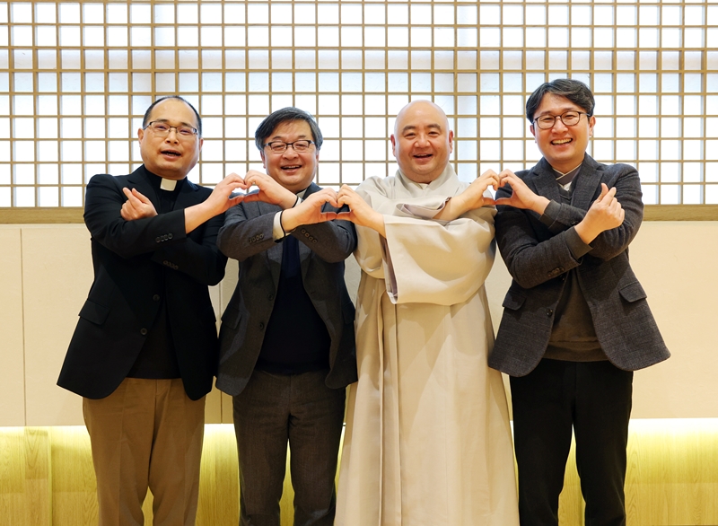 Les membres du Mannam Quartet posent après l’interview avec Korea.net. © Lee Jeong Woo / Korea.net