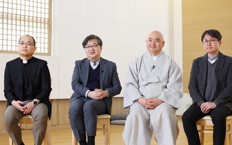 Les membres du Mannam Quartet lors de leur interview avec Korea.net. De gauche à droite : le père Ha Sung Yong, le pasteur Kim Jin, le moine Sung Jin et le professeur Park Sewoong. © Lee Jeong Woo / Korea.net
