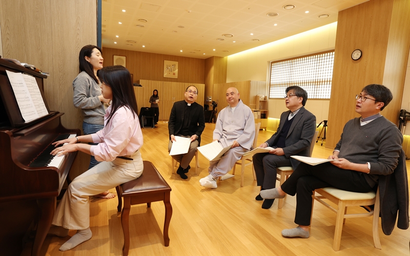 Le Mannam Quartet répète dans une salle de prière du temple du won bouddhisme dans l’arrondissement de Dongjak, à Séoul, le 9 avril 2025. © Lee Jeong Woo / Korea.net