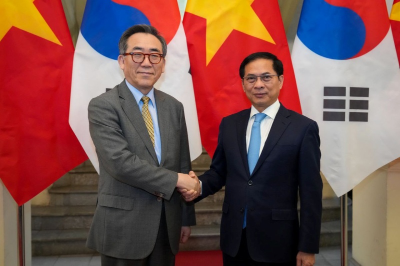 Le ministre des Affaires étrangères Cho Tae-yul (à gauche) aux côtés de son homologue vietnamien Bui Thanh Son, à Hanoi, le 15 avril 2025. © Ministère des Affaires étrangères
