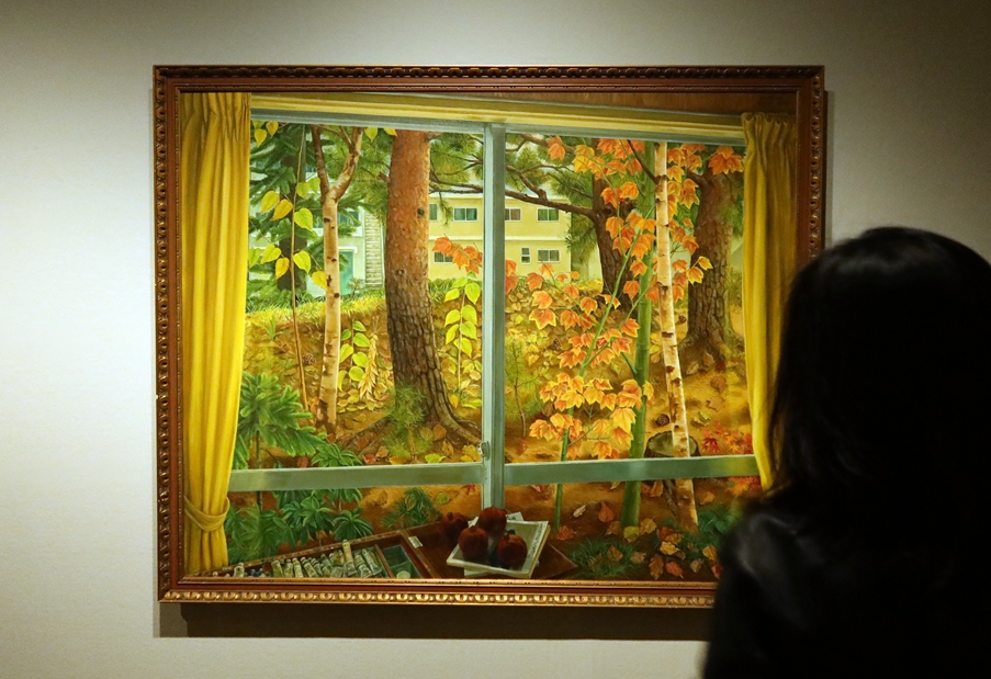 Une journaliste contemple une œuvre du peintre Kim Chongnam, lors d’un événement presse à l’occasion de l’inauguration de l’exposition « Surrealism and Korean Modern Art » dans la branche de Deoksugung du musée national d’art moderne et contemporain, à Séoul, le 16 avril 2025. © Charles Audouin / Korea.net