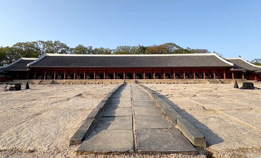 Jeongjeon, le bâtiment principal du sanctuaire Jongmyo, après ses cinq ans de rénovation. © Charles Audouin / Korea.net