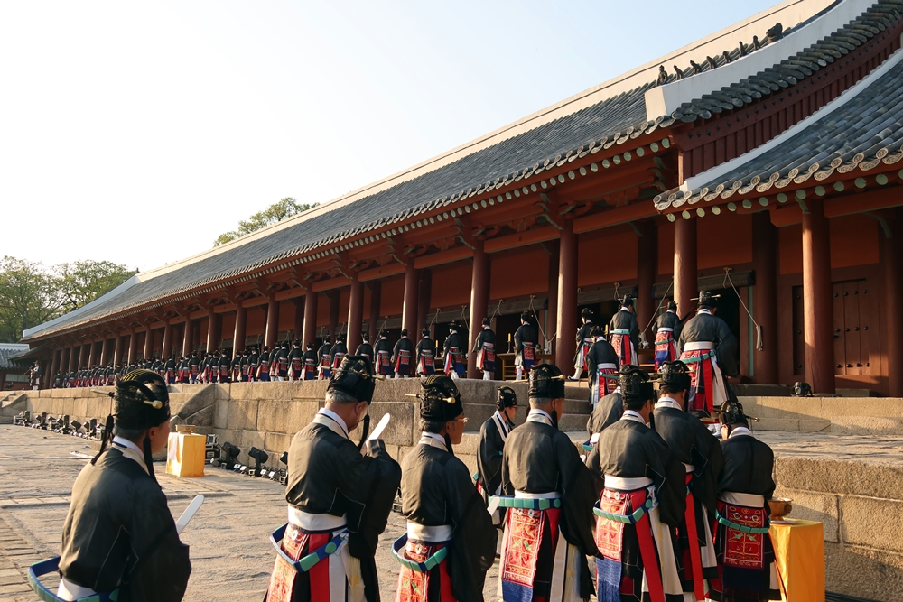 Les officiants de la cérémonie Goyoje montent sur les marches du Jeongjeon récemment rénové, au sanctuaire Jongmyo, le 20 avril 2025. © Charles Audouin / Korea.net