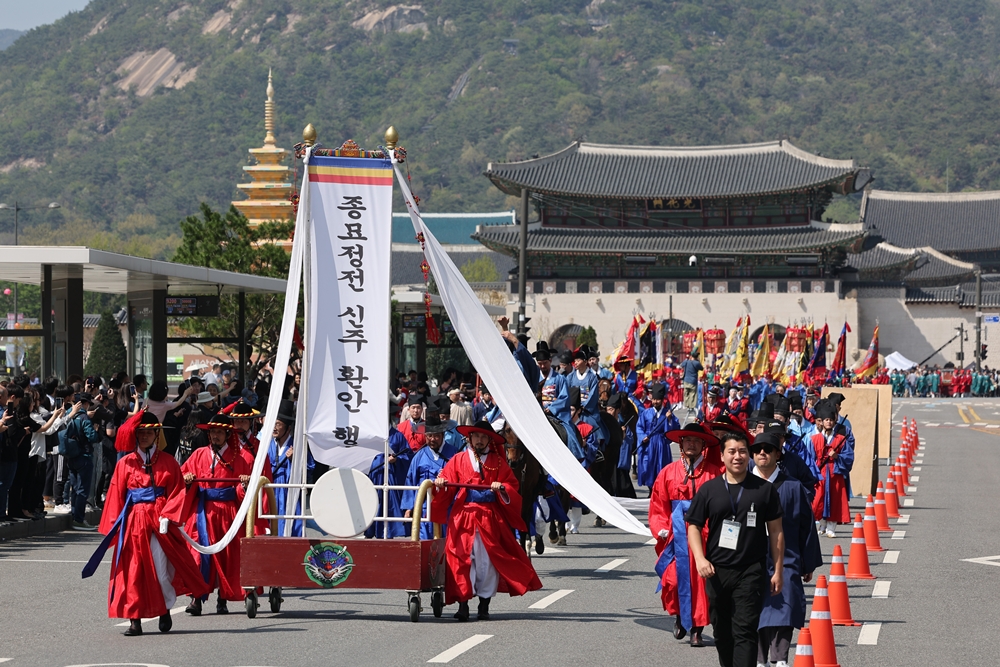 La parade organisée à l’occasion du déplacement des tablettes ancestrales de la famille royale de Joseon du palais Changdeokgung vers le sanctuaire Jongmyo défile sur l’avenue Sejogn Dae-ro, dans le centre de Séoul, le 20 avril 2025. © Agence de presse Yonhap