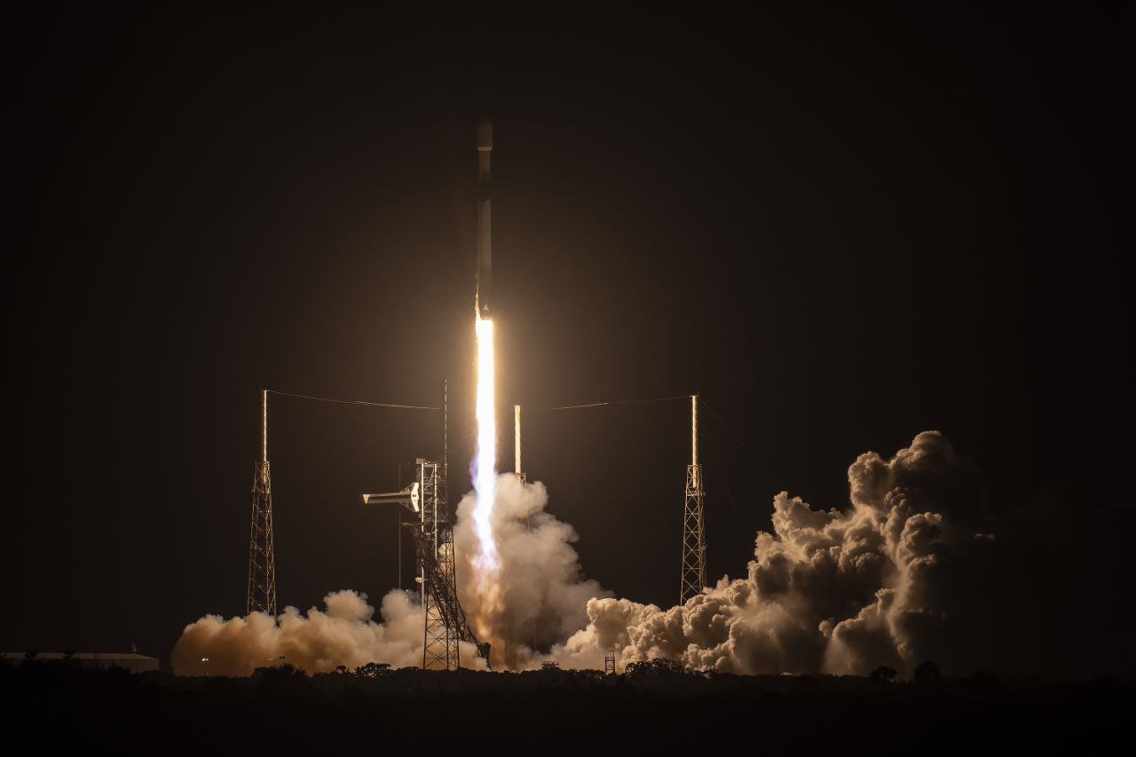 La fusée Falcon 9, avec à son bord le quatrième satellite espion de l’armée coréenne, décolle de la base spatiale de Cape Canaveral, en Floride, aux États-Unis, le 21 avril 2025. © Administration du programme d'acquisition de la défense