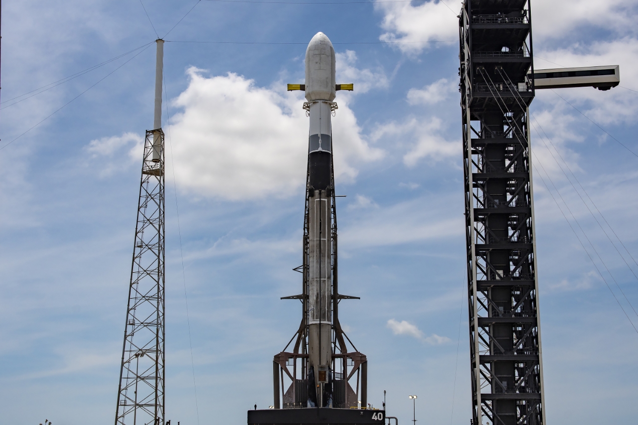 La fusée Falcon 9 de SpaceX embarquant le quatrième staellite espion de l’armée coréenne avant son décollage depuis la base spatiale de Cape Canaveral, en Floride, aux États-Unis. © Administration du programme d'acquisition de la défense