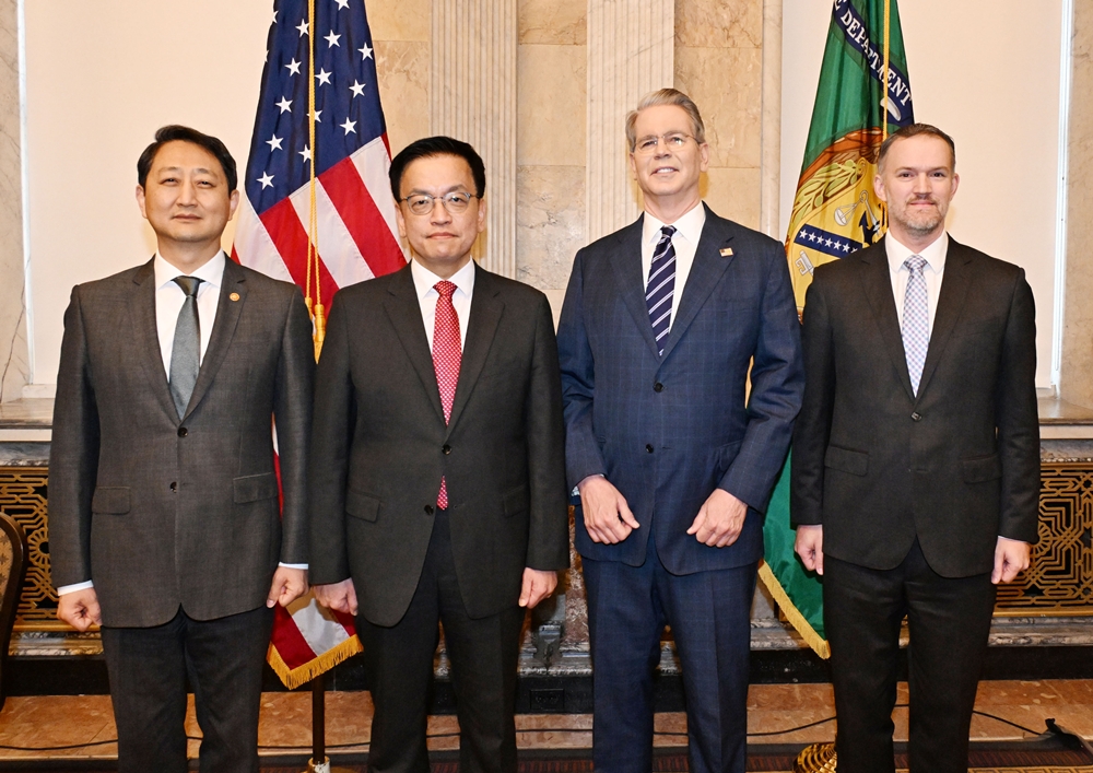 De gauche à droite, le ministre du Commerce, de l’Industrie et de l’Energie Ahn Dukgeun, le vice-Premier ministre et ministre de l’Économie et des Finances Choi Sang Mok, le secrétaire du Trésor des États-Unis Scott Bessent et le représentant des États-Unis pour le commerce extérieur Jamieson Greer posent à Washington, le 24 avril 2025. © Ministère de l’Économie et des Finances