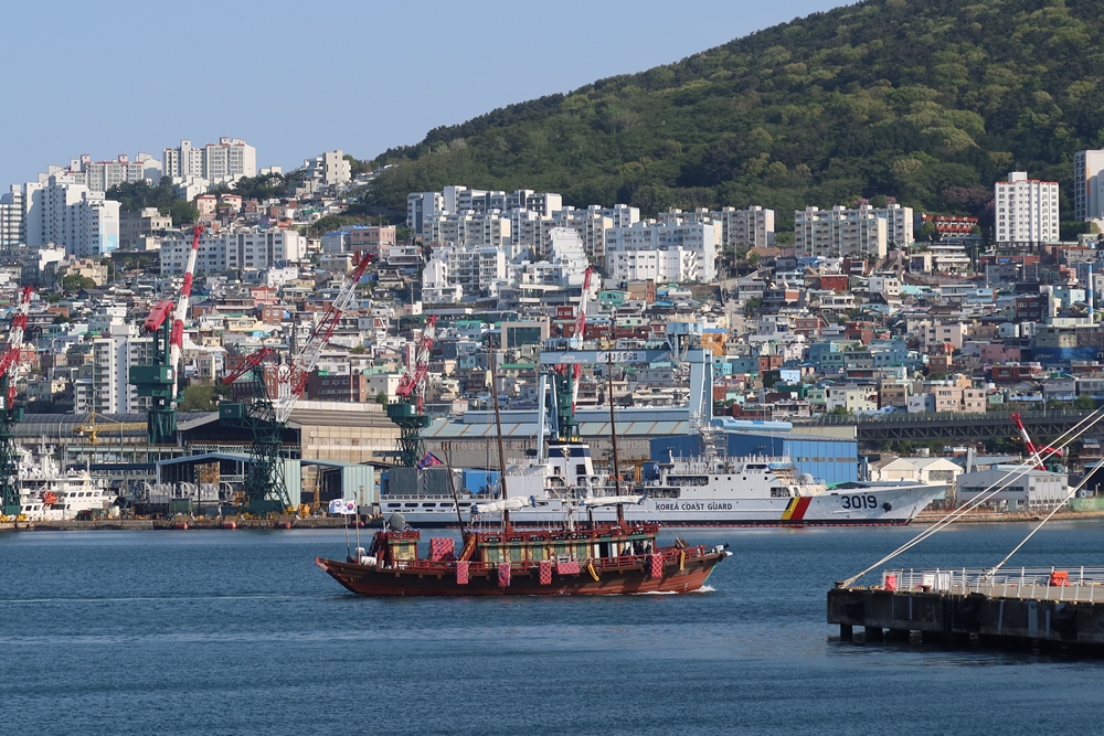 Le navire reconstitué des émissaires Joseon Tongsinsa passe devant l’île de Yeongdo, à Busan, le 26 avril 2025. Construit en 2018, il mesure 34,5 mètres de long pour 9,3 de large, avec un mat culminant à 22 mètres de hauteur. © Charles Audouin / Korea.net