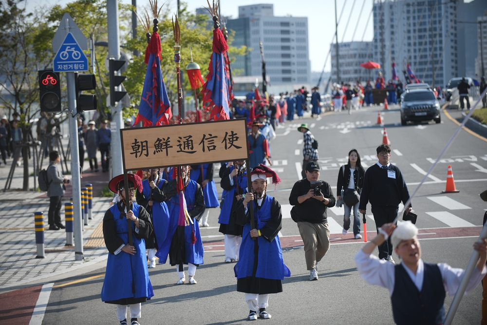 La reconstitution des parades effectuées à l’occasion du départ des missions diplomatiques Joseon Tongsinsa se déroule sur Yi Sun-sin-daero, à Busan, le 26 avril 2025. © Busan Culture Foundation