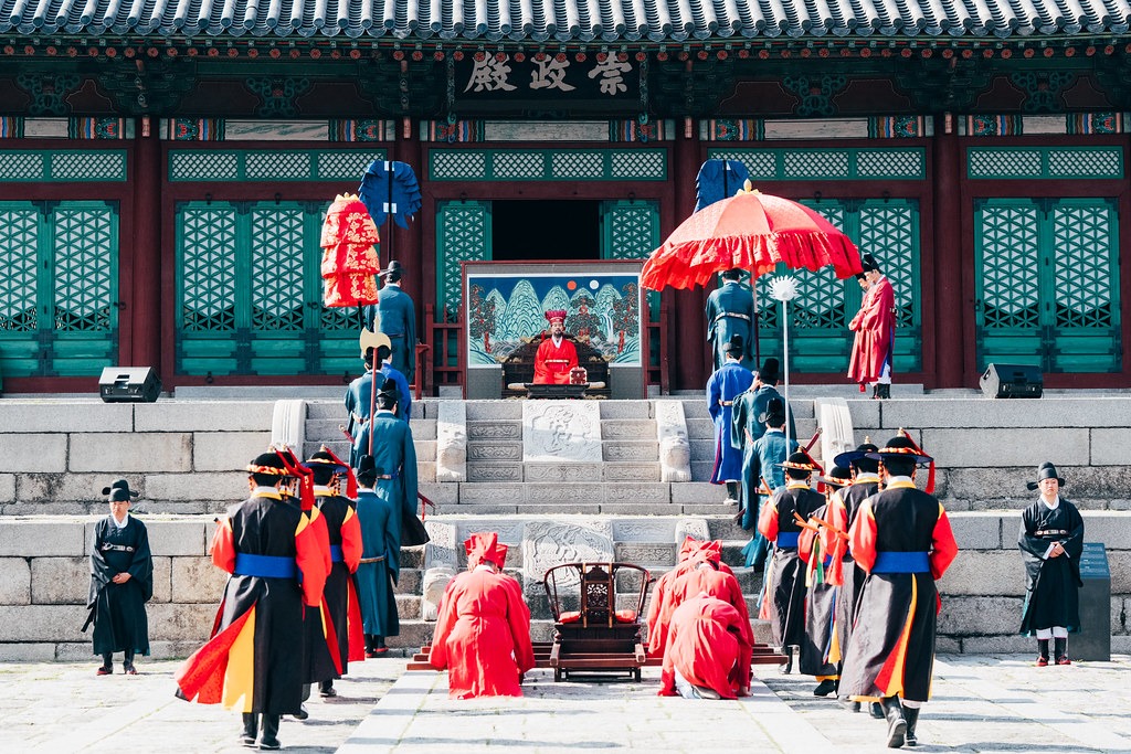 Une reconstitution de la cérémonie de nomination des trois émissaires principaux de Joseon Tongsinsa (Jeongsa, Busa et Jongsagwan), nommée Samsa Immyeongsik, se tient au palais Gyeonghuigung de Séoul, le 24 avril 2025. La cérémonie se déroulait traditionnement au palais Changgyeonggung. © Busan Culture Foundation