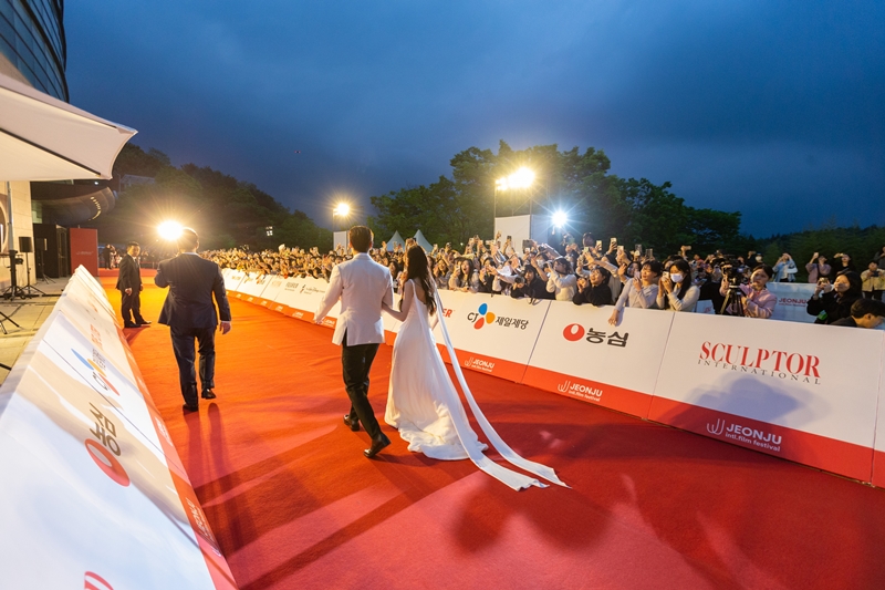 Des acteurs défilent sur le tapis rouge de la cérémonie d’ouverture du 25e festival international du film de Jeonju, le 1er mai 2025. © Comité d’organisation du festival international du film de Jeonju
